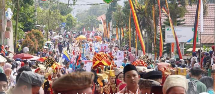 Ribuan warga Padang Panjang Batipuah X Koto tumpah ruah saksikan Pawai Alegories di gelar Pemko Padang Panjang, Senin (19/8/2024) kemaren.